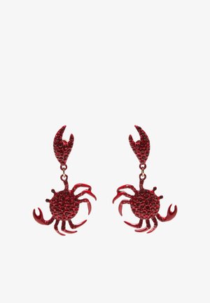 Czerwone kolczyki wiszące w kształcie kraba, zdobione małymi okrągłymi kamieniami szlachetnymi, z pazurami i nogami w stylizowanym wzorze.