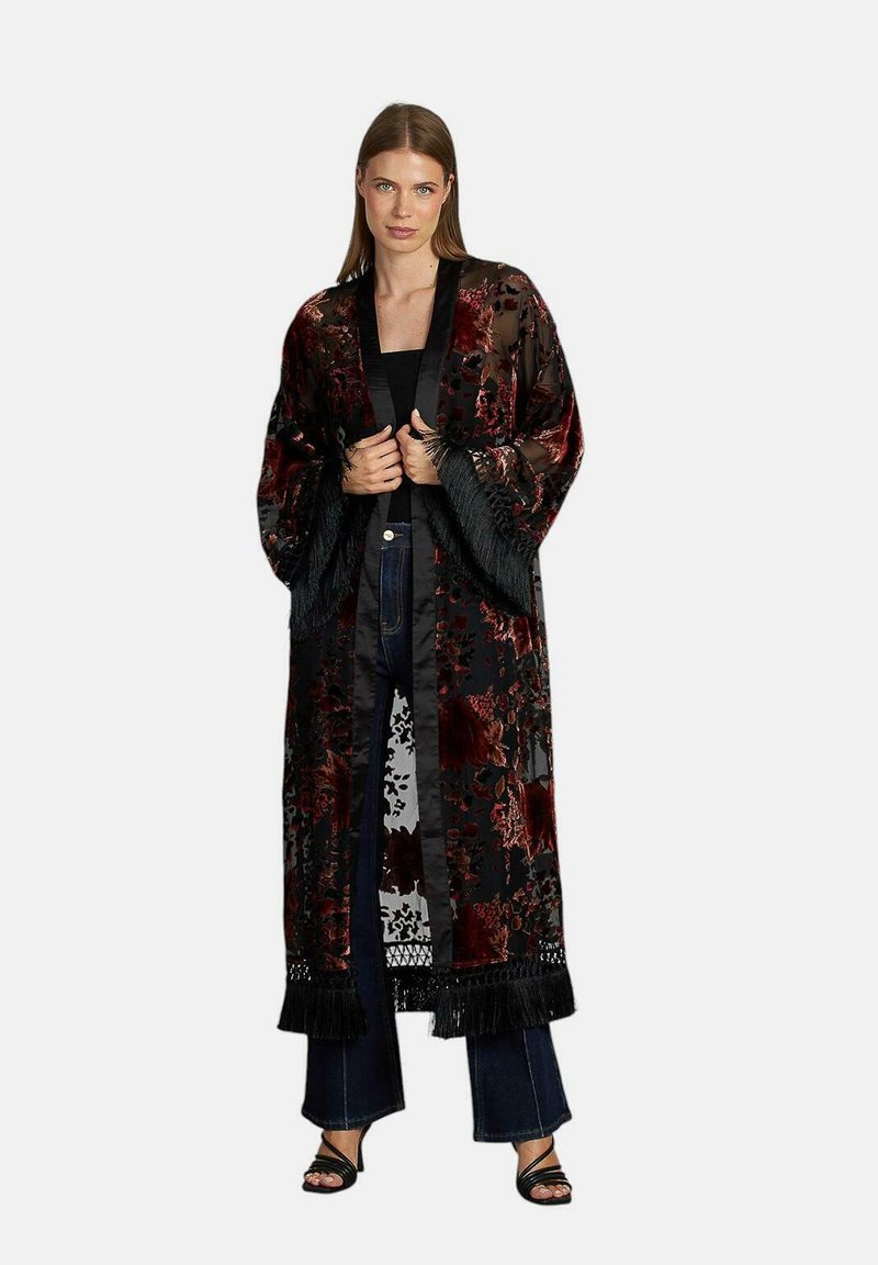 Kimono lung negru, dintr-un material transparent cu model floral, având nuanțe de roșu și burgund, detalii cu franjuri la margine și mâneci largi.