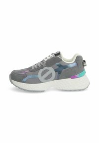 Scarpa sportiva grigia realizzata in materiali mesh e suede, con accenti multicolori, suola intermedia testurizzata e un dettaglio del logo sul lato.