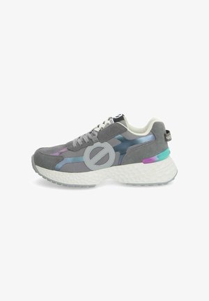 Bottine de sport grise en matériaux en maille et en daim, avec des accents multicolores, une semelle intermédiaire texturée et un détail de logo sur le côté.