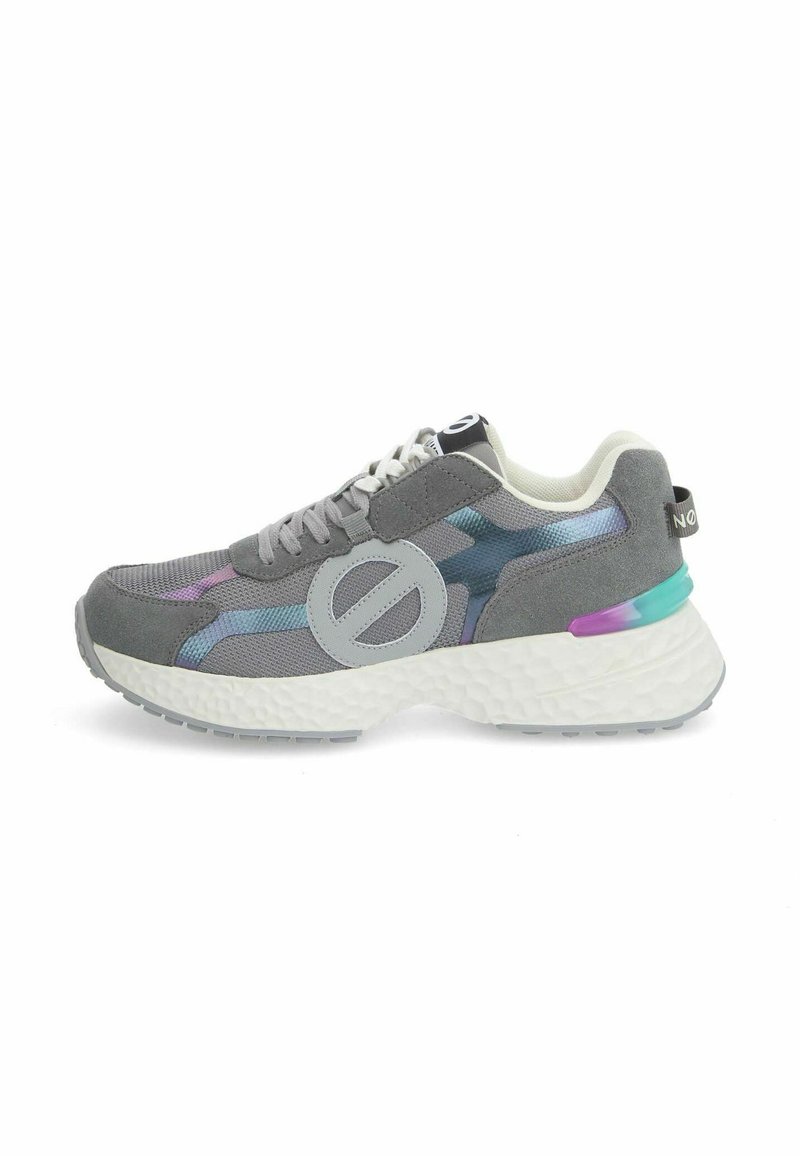 Scarpa sportiva grigia realizzata in materiali mesh e suede, con accenti multicolori, suola intermedia testurizzata e un dettaglio del logo sul lato.