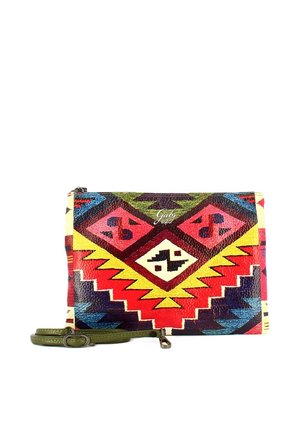 Piccola pochette rettangolare in pelle con motivo geometrico azteco colorato e cinturino da polso verde oliva staccabile.