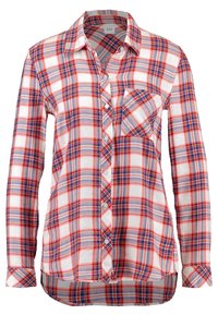 Camicia a quadri rossa e blu in tessuto intrecciato, con chiusura a bottoni sul davanti, maniche lunghe e taschino sul petto. L'orlo è leggermente curvo.