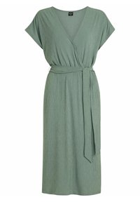 Vestido verde de longitud hasta la rodilla con diseño envolvente, mangas cortas y un lazo en la cintura. La tela texturizada presenta un sutil patrón de rayas.