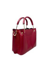 Borsa a tracolla in pelle rossa textured con doppi manici e accenti in metallo dorato. Presenta una forma rettangolare strutturata e una fodera interna nera.