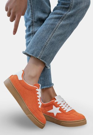 BASKETS MOANA - Baskets basses - orange