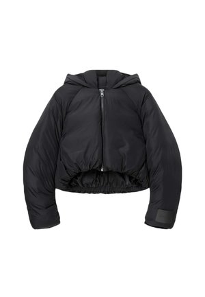 Juoda trumpa pūkinė striukė su kapišonu, turinti priekinius užtrauktukus, elastinį apatinį kraštą ir lygią tekstūrą. Ant rankovės yra logotipo pleistras.