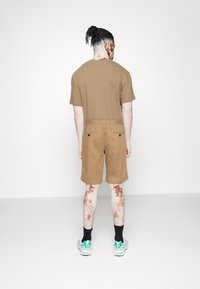 Tommy Hilfiger BROOKLYN - Šortky - classic khaki