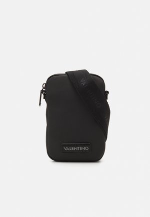 Černá crossbody kabelka Valentino se strukturovaným designem, s texturovaným povrchem, nastavitelným řemínkem a logem na přední straně.