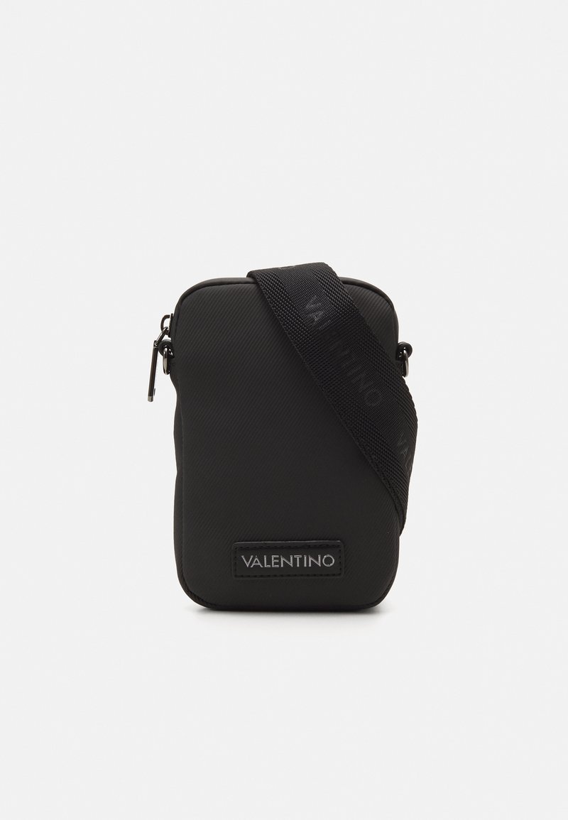 Černá crossbody kabelka Valentino se strukturovaným designem, s texturovaným povrchem, nastavitelným řemínkem a logem na přední straně.