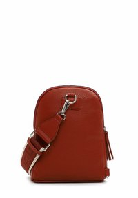 Bolso cruzado de cuero rojo con forma redondeada, herrajes de plata, correa ajustable con un acento estampado y detalle de borlas en el lateral.