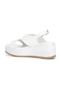 Sandali platform bianchi con tomaia in pelle texturizzata, design open toe, fascia alla caviglia regolabile e suola in gomma beige a contrasto.