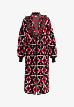 Langer Cardigan aus Strickmaterial, mit einem auffälligen geometrischen Muster in Schwarz, Rot und Weiß, einem fransigen Kragen und gerippten Bündchen.