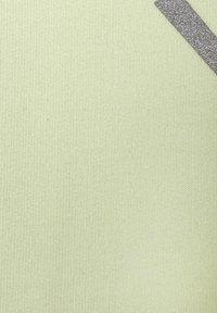 Tessuto a maglia verde chiaro con una sottile texture a coste, caratterizzato da una striscia diagonale di glitter argenteo.