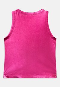Haut sans manches fuchsia, tissu lisse et réfléchissant, encolure ronde et bords propres avec un design minimaliste. La vue arrière ne présente aucune embellissement.