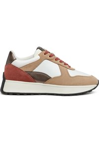 Sneaker beige e marroni con accenti in pelle bianca e camoscio rosso. Presentano dettagli metallici marroni e una suola in gomma nera testurizzata.