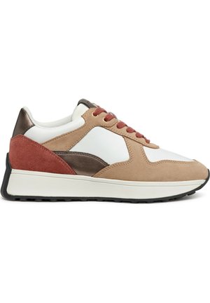 Baskets beiges et brunes avec des accents en cuir blanc et en suede rouge. Présentent des détails métalliques bruns et une semelle en caoutchouc noire texturée.