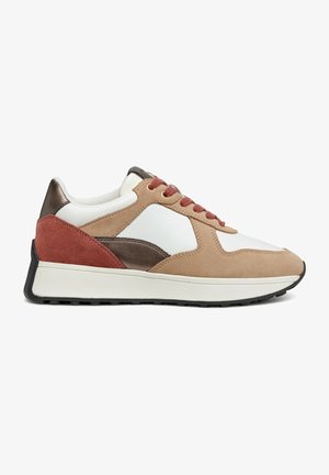 Baskets beiges et brunes avec des accents en cuir blanc et en suede rouge. Présentent des détails métalliques bruns et une semelle en caoutchouc noire texturée.