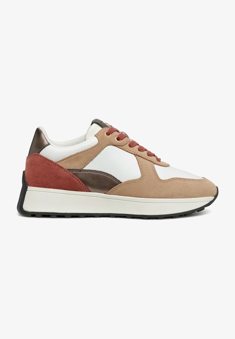 Sneaker beige e marroni con accenti in pelle bianca e camoscio rosso. Presentano dettagli metallici marroni e una suola in gomma nera testurizzata.