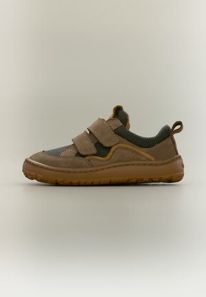 Brązowy i ciemnoszary dziecięcy sneaker z dwoma paskami na rzepy i grubą gumową podeszwą, pokazany z boku na neutralnym tle.