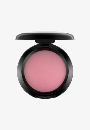 Blush compatto in una custodia tonda nera, presenta un interno in polvere rosa liscia con finitura opaca. Il coperchio si apre con una cerniera.