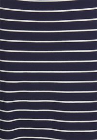 Tecido azul marinho com riscas brancas horizontais. A textura é suave com um acabamento ligeiramente elástico. As riscas variam em largura.
