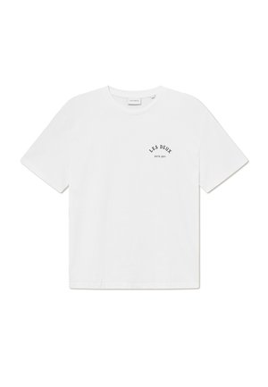 T-shirt en coton blanc à manches courtes, col rond, avec un logo noir imprimé sur le devant portant la mention "LES DEUX ESTO 2011."
