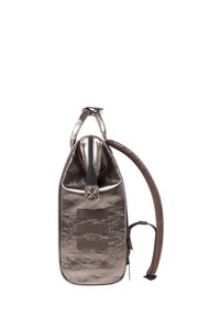 Metalen bronzen rugzak met een slank ontwerp, met een gestructureerd oppervlak, een verstelbare schouderband en drie opvallende banden aan de voorkant.