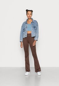 Pieces PCOTINE FLARED PANTS - Calças - chicory coffee