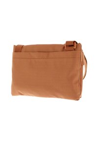 Sac en tissu marron texturé de forme rectangulaire plate, avec une bandoulière et une poche arrière pour un rangement supplémentaire.