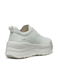 Sneaker bianca con una toma a rete testurizzata e accenti in pelle liscia. Presenta una suola spessa e ammortizzata e un passante sul tallone.