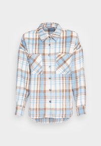 Camicia in flanella a quadri blu, marrone e bianco, con colletto, chiusura a bottoni e due tasche sul petto. Presenta maniche lunghe e un orlo curvo.