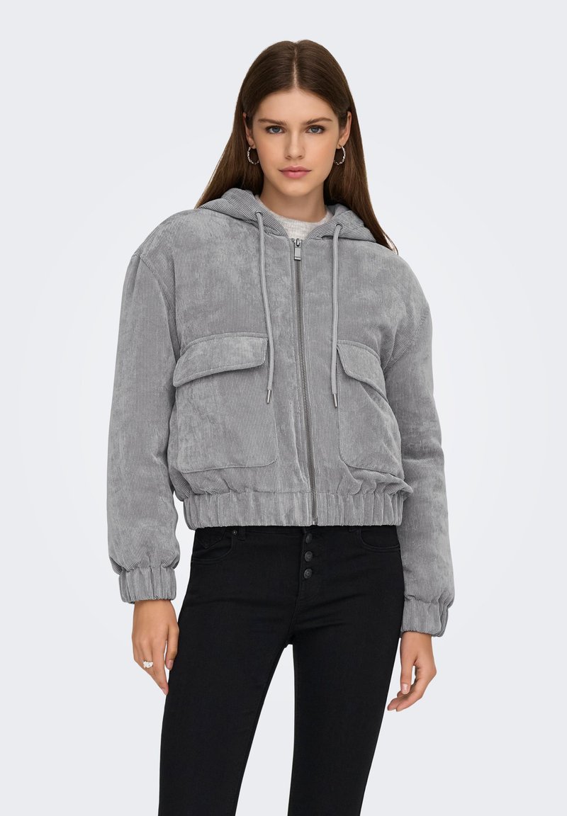 Hallipunutatud lühike jakk kapuutsiga, esil lukuga ja kahe rinnataskuga. Disainis soonikdetailid varrukate ja vöökoha juures, tagades mugava istuvuse.