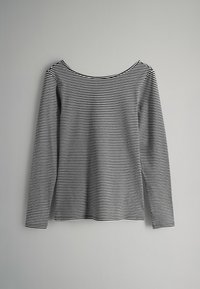 Gestreiftes Langarmshirt in Schwarz und Weiß mit einem weiten Ausschnitt und weichem Stoff, das gleichmäßige horizontale Streifen aufweist.
