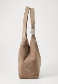 Borsa hobo in suede marrone con una singola tracolla e hardware argentato. Presenta una texture morbida e un accento del logo vicino alla base.