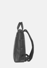 Svart läderryggsäck med en smidig, rektangulär form, texturerad yta, justerbara remmar och en sidovikt ficka för enkel åtkomst.