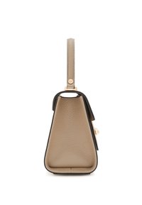 Tasche aus braunem Leder mit dreieckiger Form, ausgestattet mit einer glatten Textur und goldenen Hardware-Akzenten, einschließlich eines Riemens und Verschlussdetails.