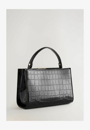 Mustavöödik, millel on läikiv krokodillimuster, struktureeritud ristkülikuline kuju, lühike käepide ja kuldse tooni detailid.