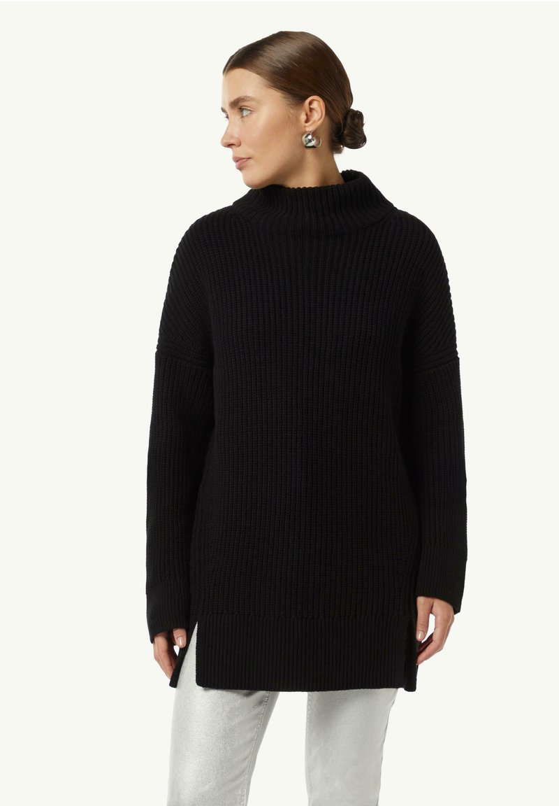 Schwarzer, gestrickter Pullover mit hohem, geripptem Kragen. Hat lange Ärmel und seitliche Schlitze am Saum. Das Material wirkt weich und strukturiert.