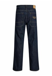 Jeans de mezclilla azul oscuro con un diseño de pierna recta, que cuentan con dos bolsillos traseros, costuras visibles y un parche de cuero marrón en la cintura.