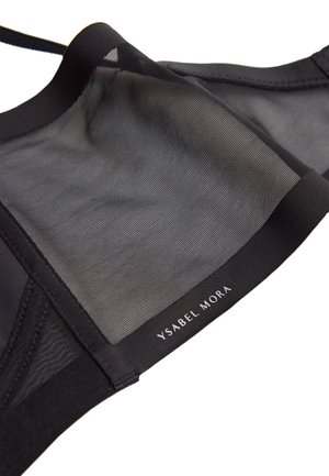Bralette de malla negra con tirantes finos y etiqueta de la marca "Ysabel Mora" impresa en el borde inferior.