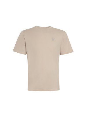 Camiseta beige de manga corta y cuello redondo con un pequeño logo bordado en el pecho izquierdo, mostrada sobre un fondo blanco liso.