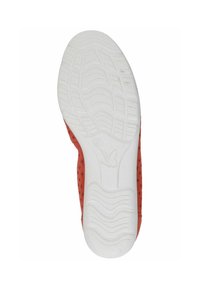 Zapato rojo con un upper acolchado y texturizado y una suela de goma blanca que presenta una huella con patrón para mayor tracción. Logo visible en la suela.