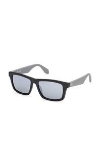 Occhiali da sole con montatura nera opaca, forma rettangolare, lenti grigie sfumate e aste grigie texturizzate con un sottile dettaglio del logo.