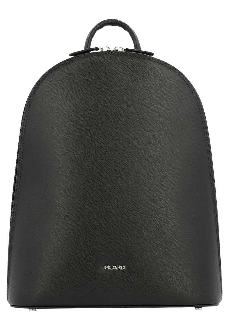 Sac à dos en cuir noir avec un dessus arrondi, texture lisse, quincaillerie en argent et un logo en bas. Il dispose d'une poignée supérieure pour le transport.