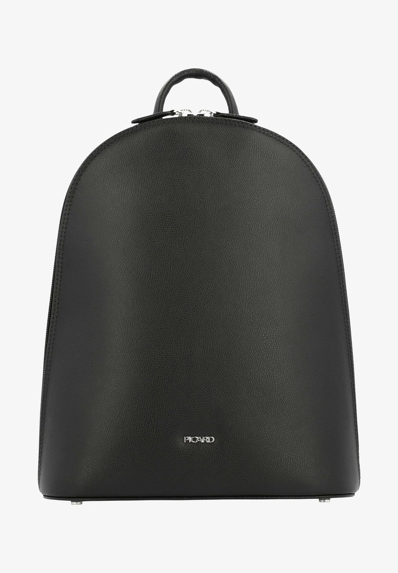 Sac à dos en cuir noir avec un dessus arrondi, texture lisse, quincaillerie en argent et un logo en bas. Il dispose d'une poignée supérieure pour le transport.