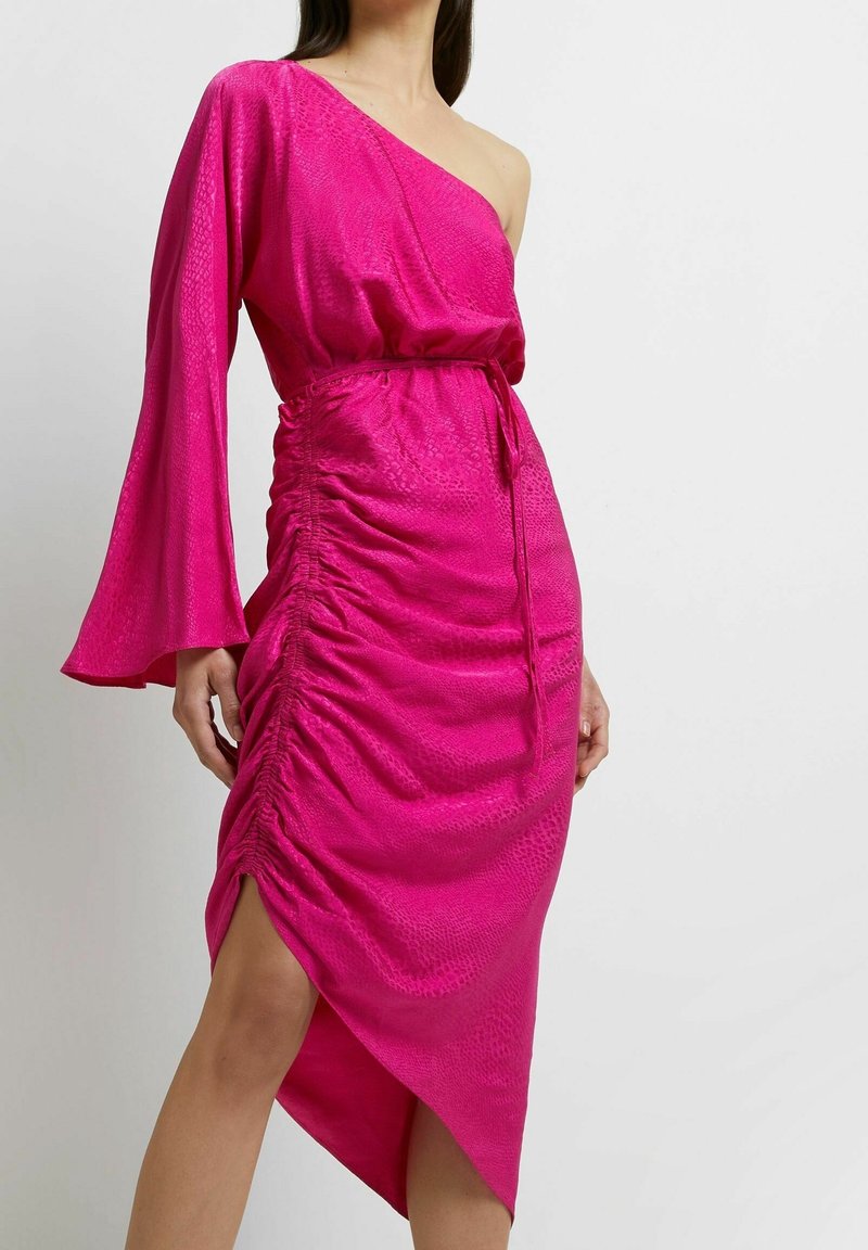 Robe en satin rose asymétrique à une épaule, avec une longue manche cloche, des fronces sur le côté, une fente haute, une ceinture nouée et un motif peau de serpent.