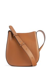 Borsa a secchiello in pelle color tan con finitura liscia, tracolla regolabile e logo sobrio in rilievo sulla parte frontale.