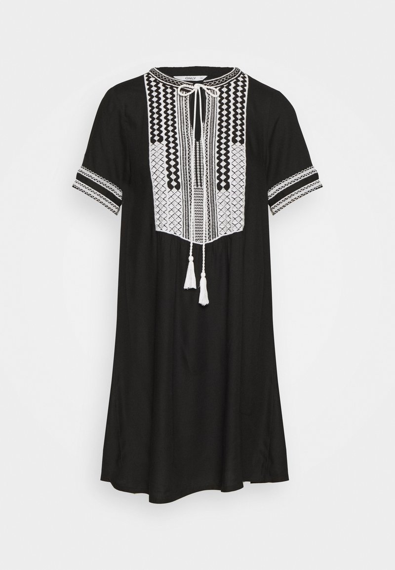Robe noire longueur genou avec manches courtes, broderie géométrique blanche sur la poitrine et les manches, et liens à pampilles blancs au niveau de l'encolure.