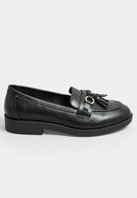 Schwarze Lederloafer mit flacher Sohle, ausgestattet mit einem gesteppten Design, einem Riemen mit Schlaufen und einem Quasten-Detail auf der Vorderseite.